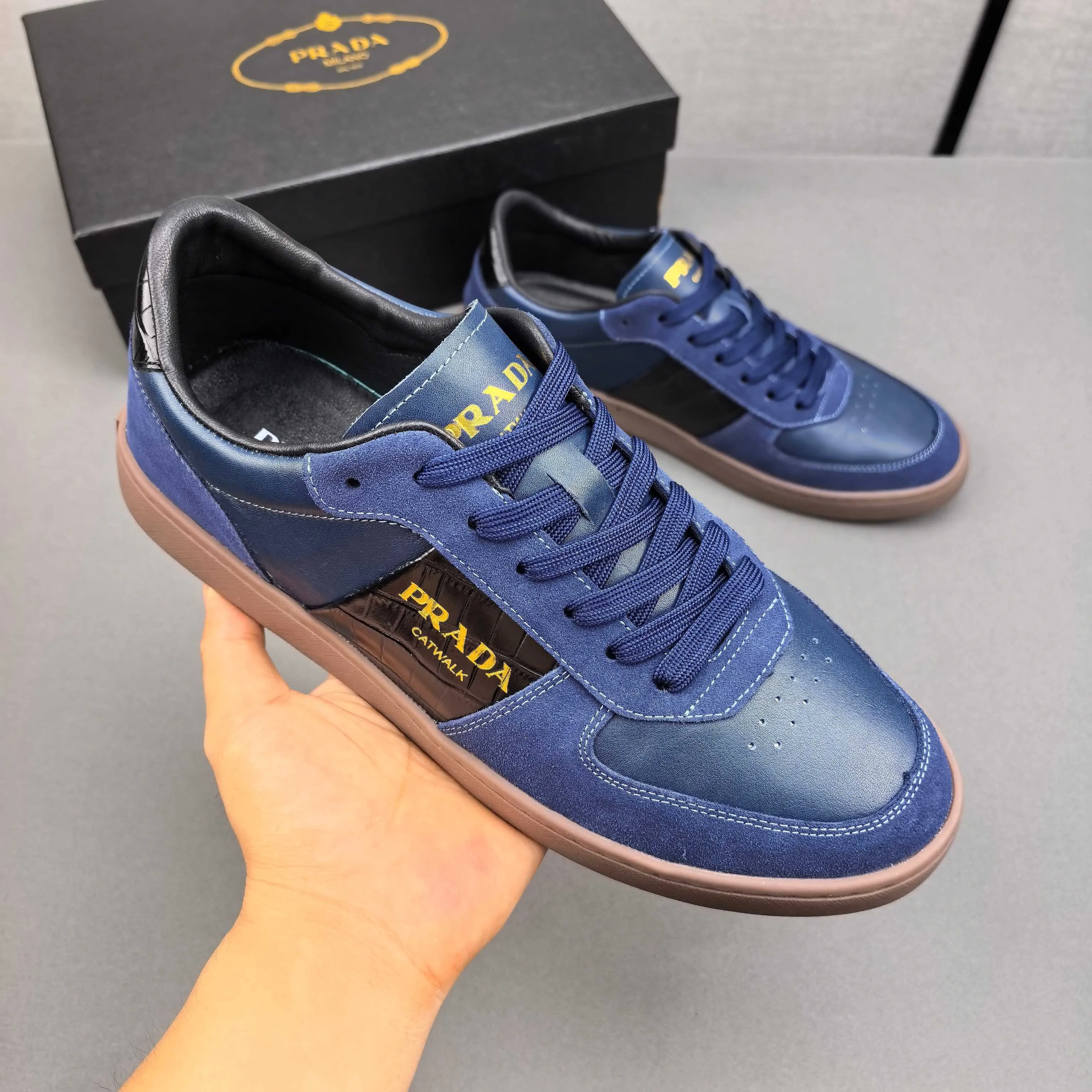 PP400👟👟👟Prada set off the audience! Prada, an international brand that is constantly innovating, this men's casual shoe, the original version, made of cowhide leather at a ratio of one to one at the store, with leather feet and rubber non-slip outsole, breathable and comfortable, quality speaks for itself👄38-44